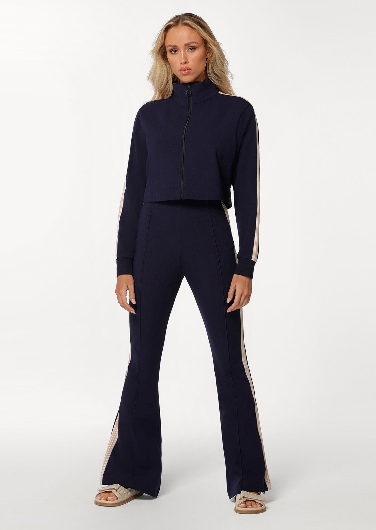 Modern Muse Active Zip Thru